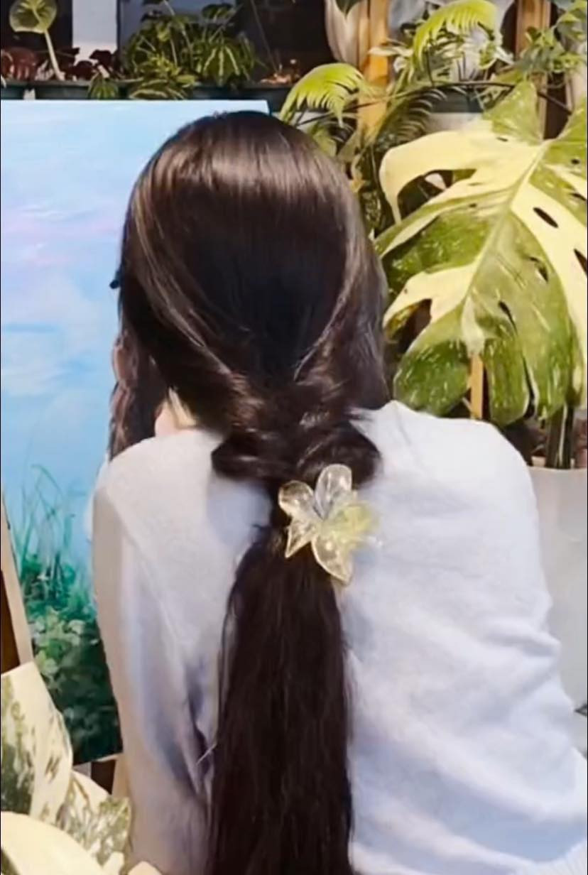 Chỉ nhìn từ góc máy được đặt phái sau lưng, thế nhưng nhiều người đều xuýt xoa với bóng lưng mảnh mai của "nàng họa sĩ", tựa như nàng thơ trong những áng văn học nước ngoài.