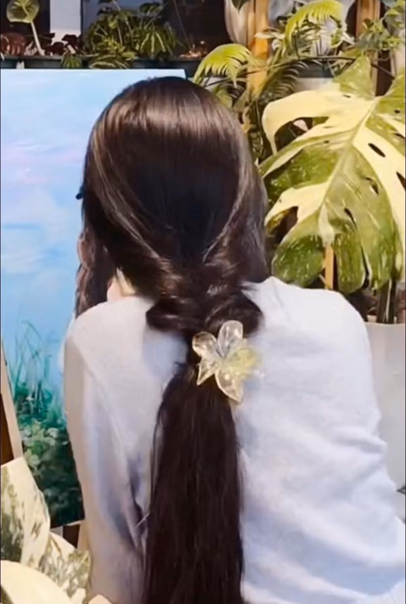 Chỉ nhìn từ góc máy được đặt phái sau lưng, thế nhưng nhiều người đều xuýt xoa với bóng lưng mảnh mai của "nàng họa sĩ", tựa như nàng thơ trong những áng văn học nước ngoài.