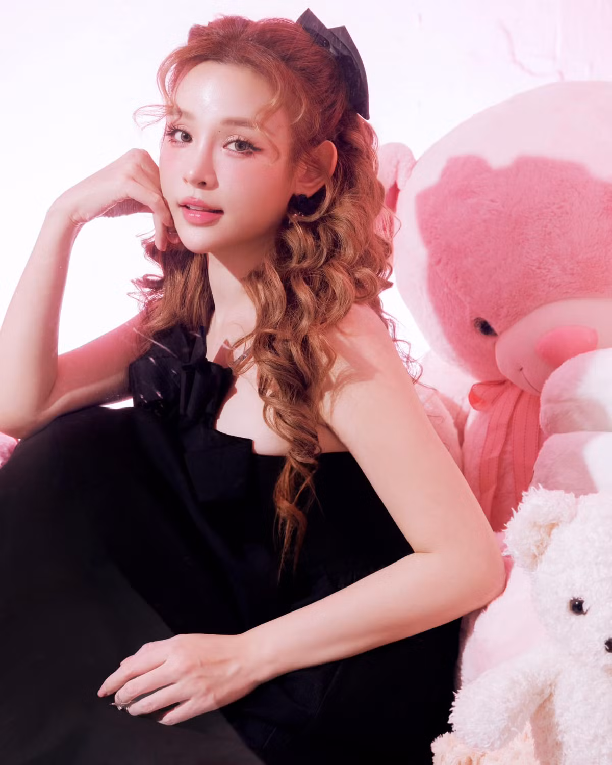 Đúng ngày sinh nhật của mình, Huyền Baby đã "thả xích" bộ ảnh mới với concept cực kỳ độc lạ khiến netizen không ngừng xuýt xoa. Cô nàng hóa thân thành cô búp bê xinh đẹp, ngọt ngào trong chiếc máy gắp thú bông thường thấy ở các khu vui chơi.