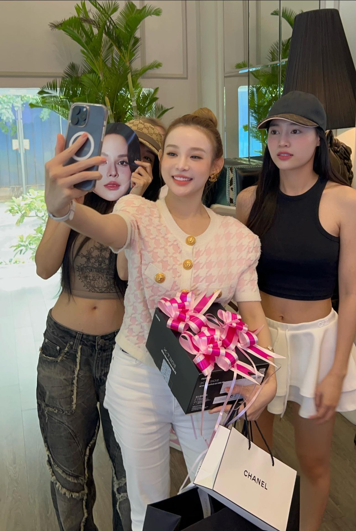 Cô nàng hào hứng khoe ảnh chụp cùng hội chị em cũng những món quà xa xỉ được nhận đến từ những nhãn hàng cao cấp.