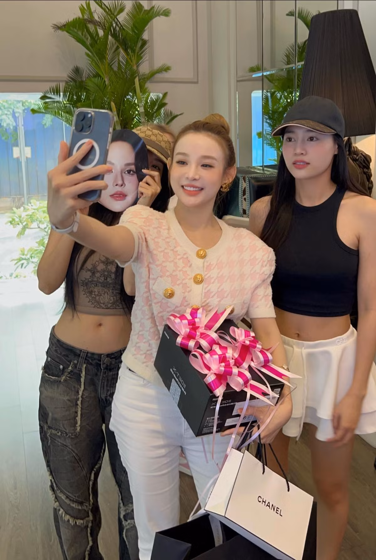 Cô nàng hào hứng khoe ảnh chụp cùng hội chị em cũng những món quà xa xỉ được nhận đến từ những nhãn hàng cao cấp.