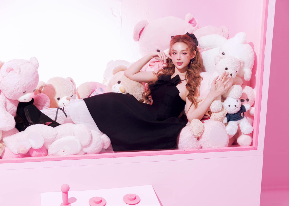 Với lối trang điểm trong trẻo, ngọt ngào tone hồng cùng mái tóc được làm xoăn sóng, Huyền Baby tựa như nhân vật hoạt hình.