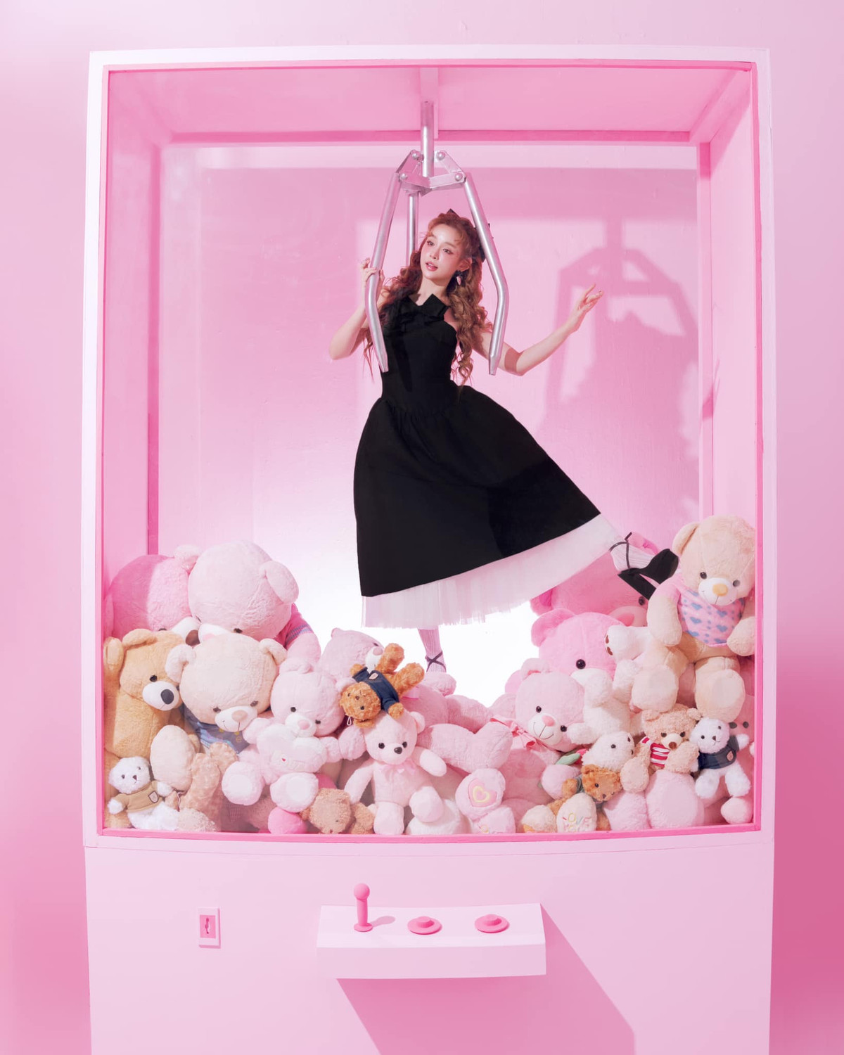 Nhiều người không ngừng xuýt xoa về nhan sắc của "chị đẹp" phía dưới bài đăng của Huyền Baby, đồng thời gửi lời chúc mừng sinh nhật đến cô nàng: "Mê mẩn cái nhan sắc này quá đi mất, mãi yêu", "chúc mừng sinh nhật chị đẹp, chúc chị mọi điều tốt đẹp nhất"...