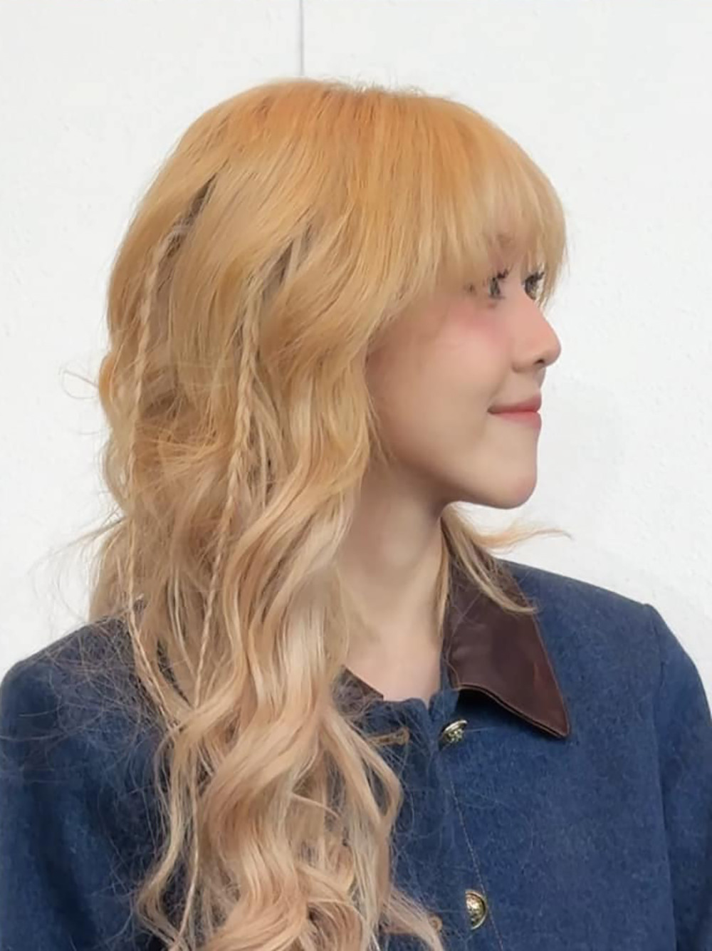 Hậu Hoàng tạo kiểu tóc với mái bằng và uốn xoăn sóng buông lơi và thắt bím. Cách trang điểm với phần nhấn vào đôi mắt được nhận xét phù hợp với cô nàng, tôn lên đường nét trên gương mặt.