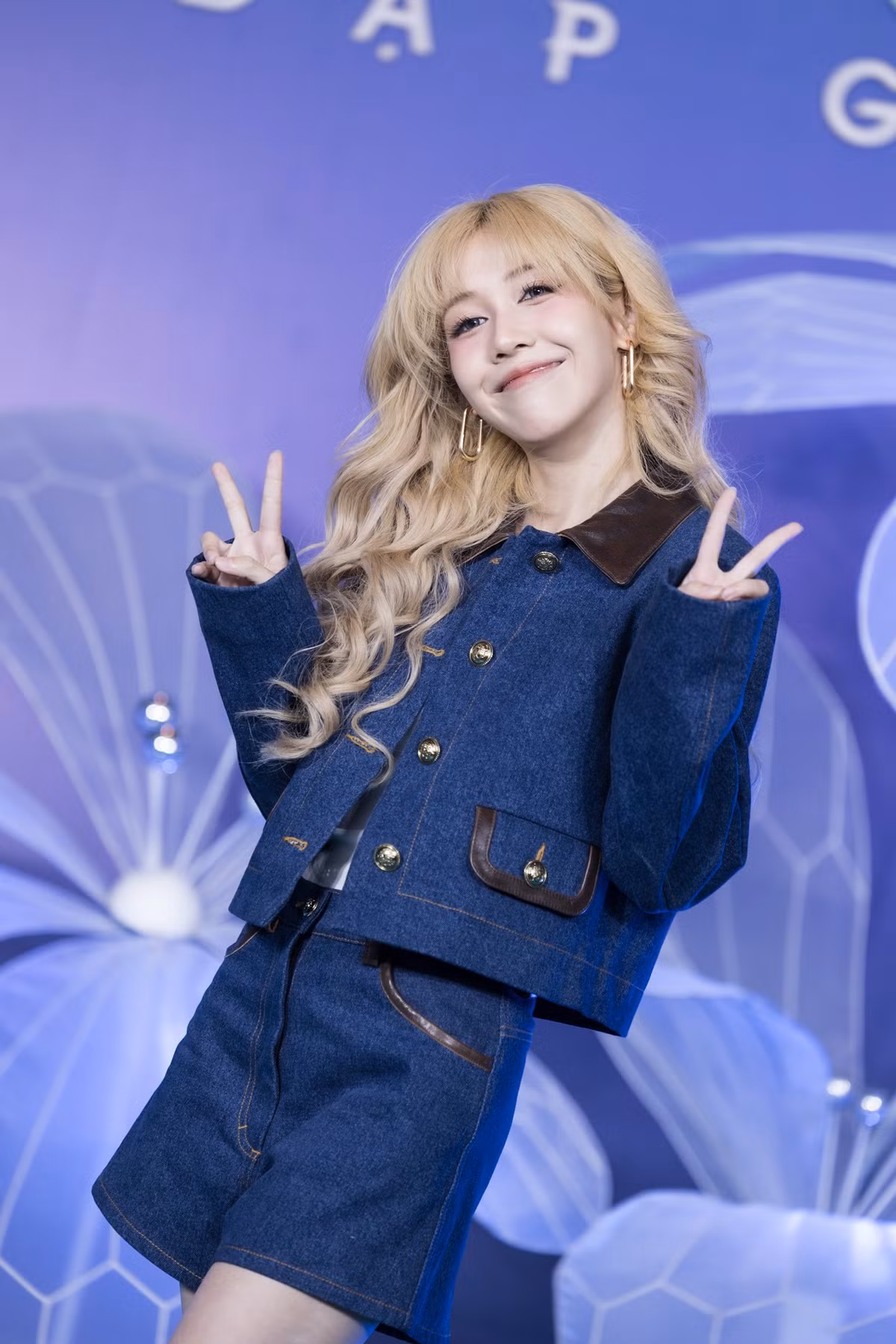 Hậu Hoàng lựa chọn set đồ denim năng động với phần phối da nhấn nhá vừa trẻ trung nhưng cũng vô cùng cuốn hút.