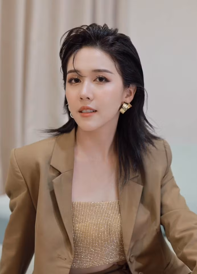 Thời gian gần đây, Hậu Hoàng được nhận xét ngày càng thăng hạng về nhan sắc. Cô nàng bắt đầu định hình được phong cách cho bản thân, lựa chọn trang phục và lối make-up phù hợp.