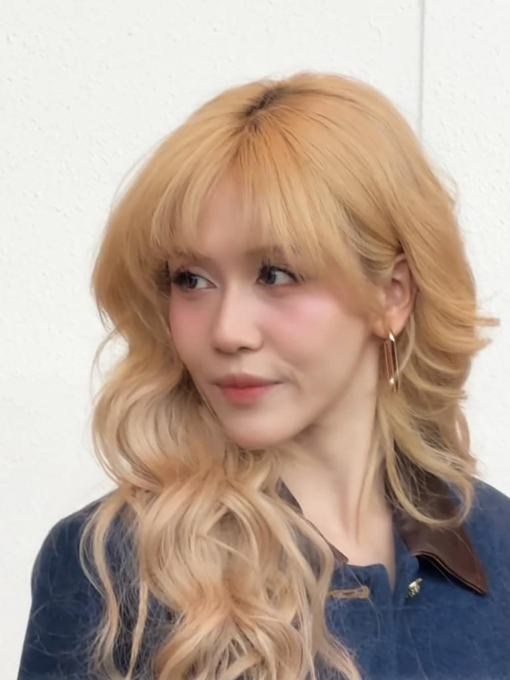 Cô nàng hào hứng đăng tải lên trang cá nhân những khoảnh khắc của bản thân với đủ sắc thái khác nhau cùng dòng trạng thái hài hước: "Đi họp báo Chị Đẹp mà nhiều biểu cảm quá kakaka".