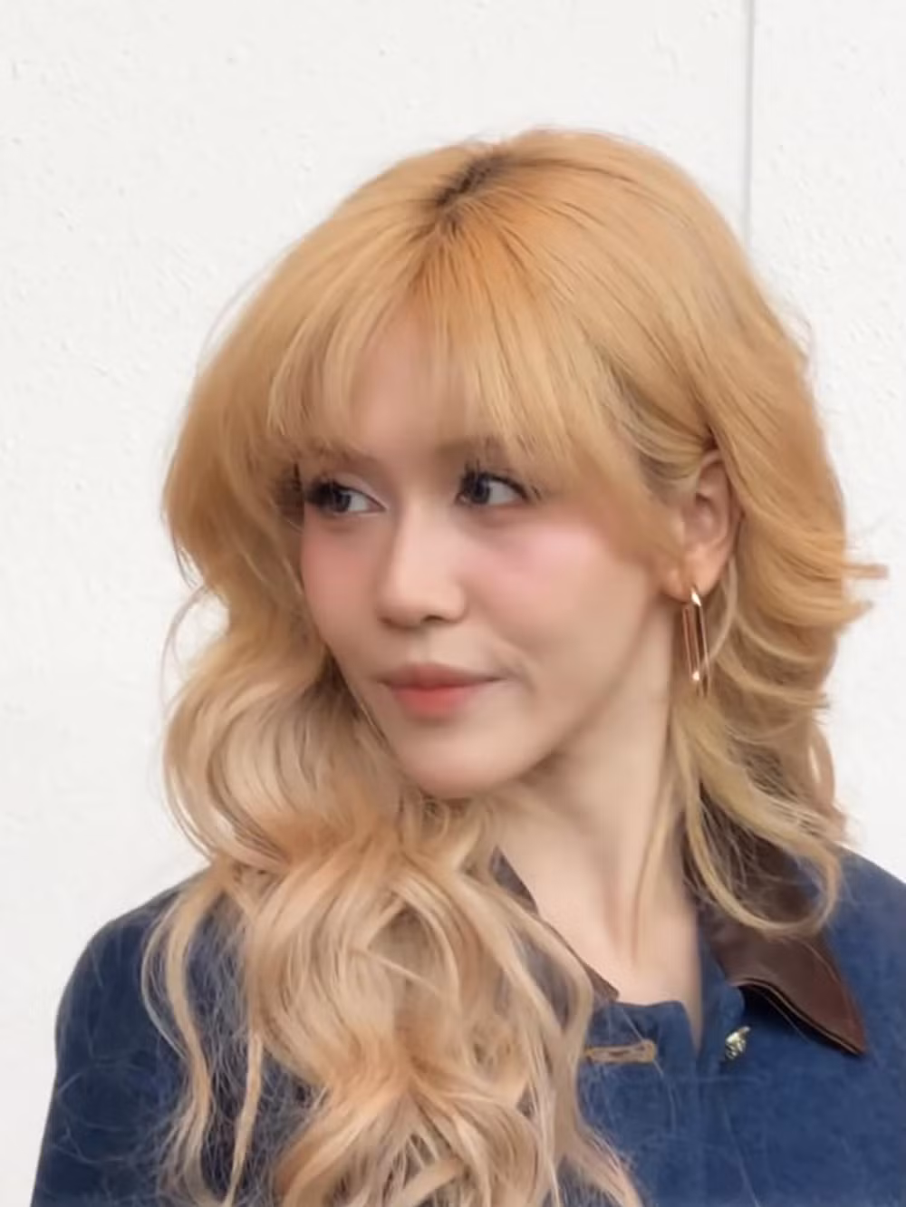 Cô nàng hào hứng đăng tải lên trang cá nhân những khoảnh khắc của bản thân với đủ sắc thái khác nhau cùng dòng trạng thái hài hước: "Đi họp báo Chị Đẹp mà nhiều biểu cảm quá kakaka".