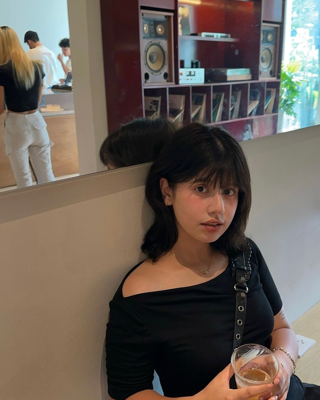 Với làn da trắng và gương mặt bầu bĩnh, Ebra Lê thường xuyên làm mới bản thân bằng cách thay đổi những màu tóc khác nhau, lúc thì màu trầm dịu dàng, lúc lại là màu tóc sáng cá tính, nghịch ngợm hơn.