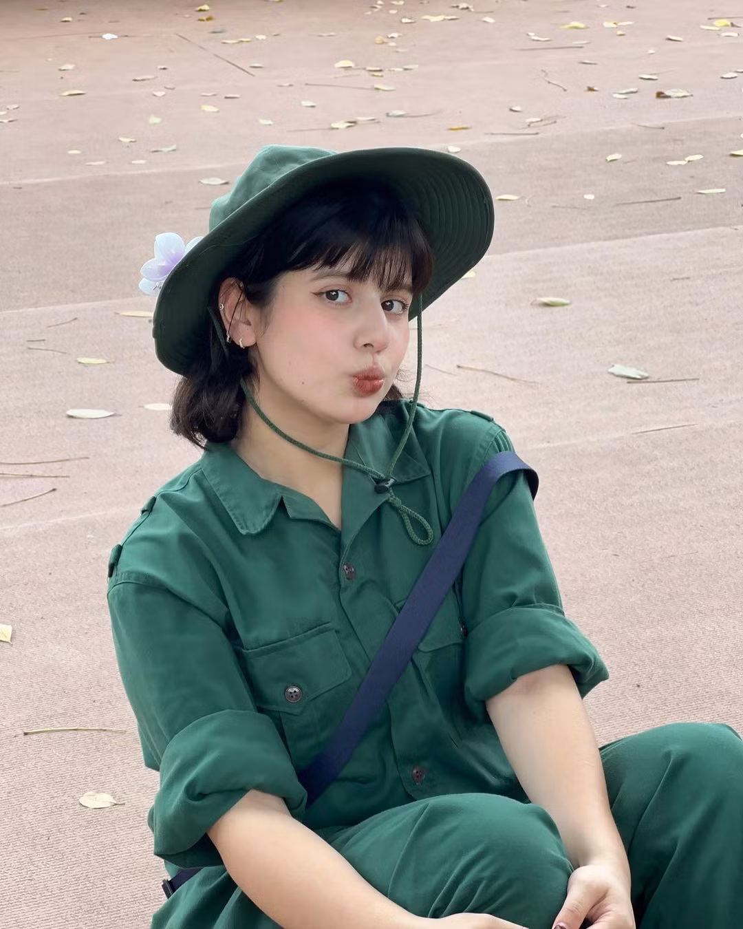 Loạt ảnh đi quân sự của bông hồng lai từng khiến mạng xã hội xôn xao.