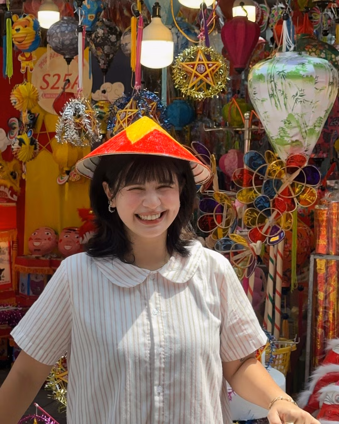 Ebra Lê là một trong những bông hồng lai nổi tiếng trên mạng xã hội hiện nay. Sở hữu hai dòng máu Việt Nam - Thổ Nhĩ Kỳ, cô nàng sinh năm 2001 gây ấn tượng với vẻ đẹp lai sắc sảo nhưng cũng vô cùng ngọt ngào. Cô nàng sống ở Việt Nam từ nhỏ và có quốc tịch Việt Nam.