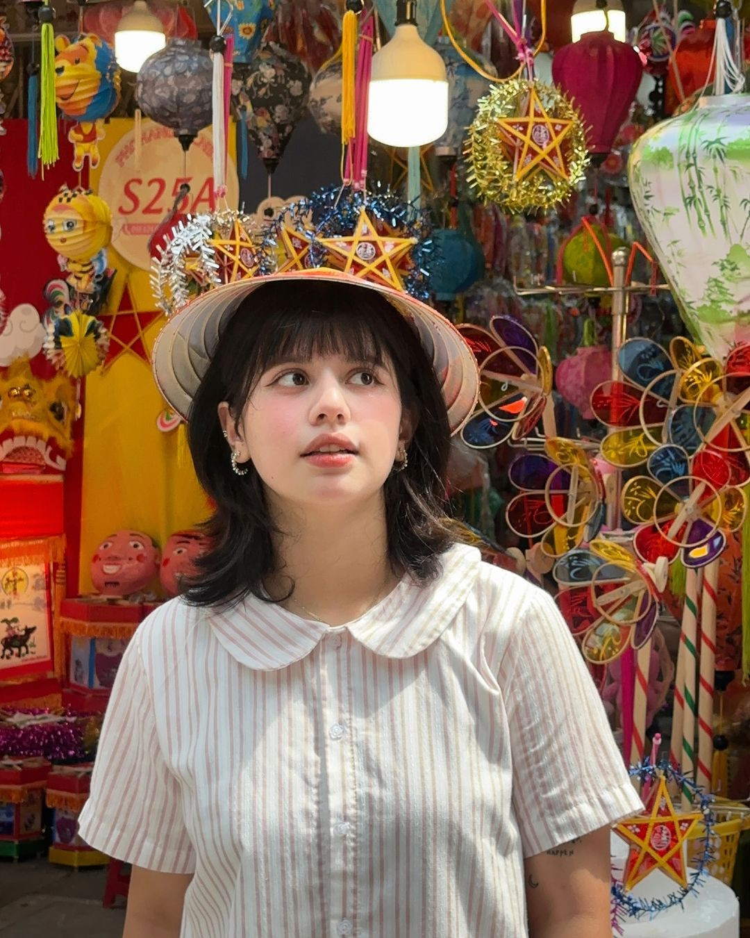 Loạt ảnh đội nón lá Việt Nam được sơn hình cờ đỏ sao vàng của Ebra Lê được chụp gần dịp trung thu, gần đây khi được một số fanpage chia sẻ lại khiến nhiều người vô cùng thích thú.