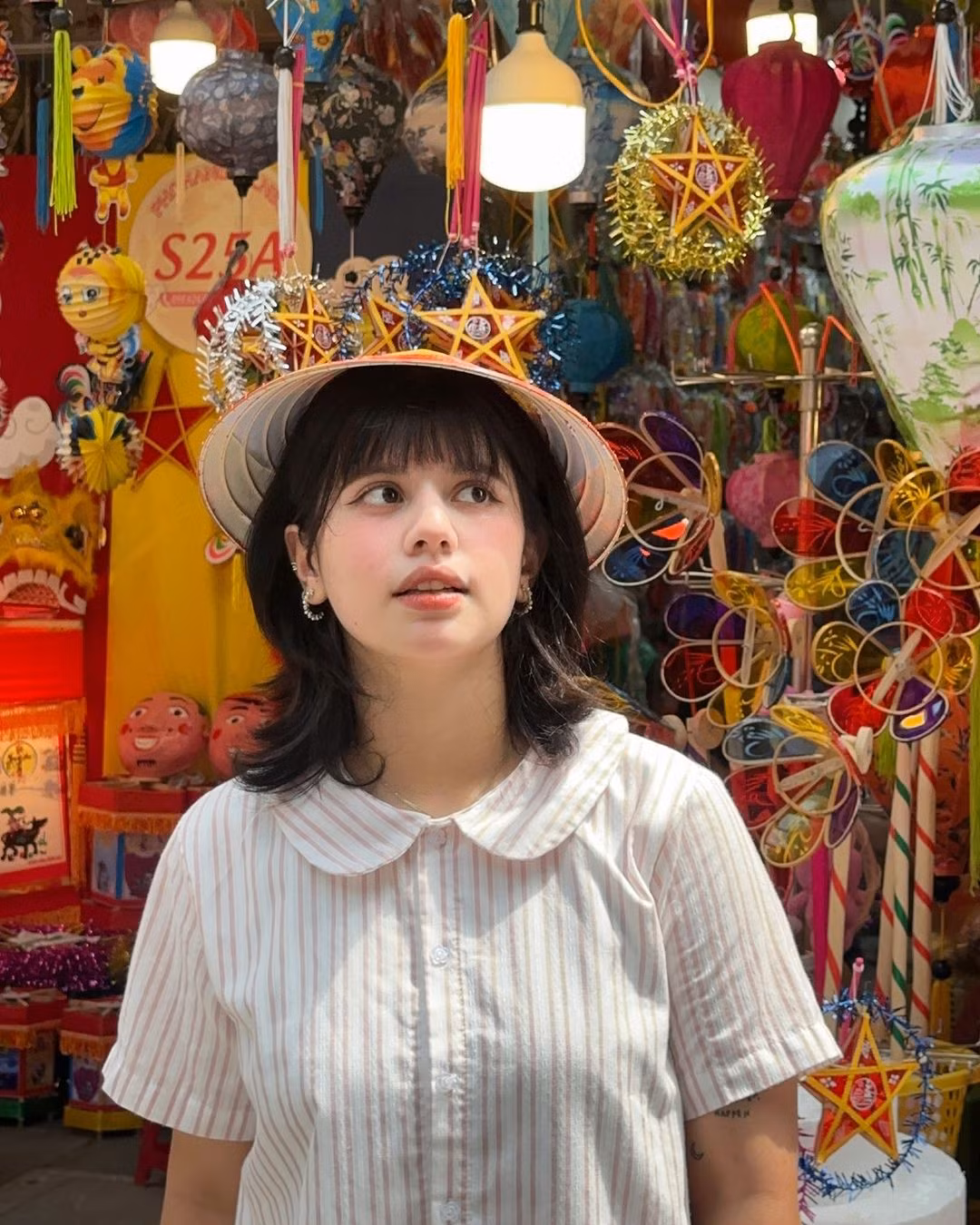 Loạt ảnh đội nón lá Việt Nam được sơn hình cờ đỏ sao vàng của Ebra Lê được chụp gần dịp trung thu, gần đây khi được một số fanpage chia sẻ lại khiến nhiều người vô cùng thích thú.