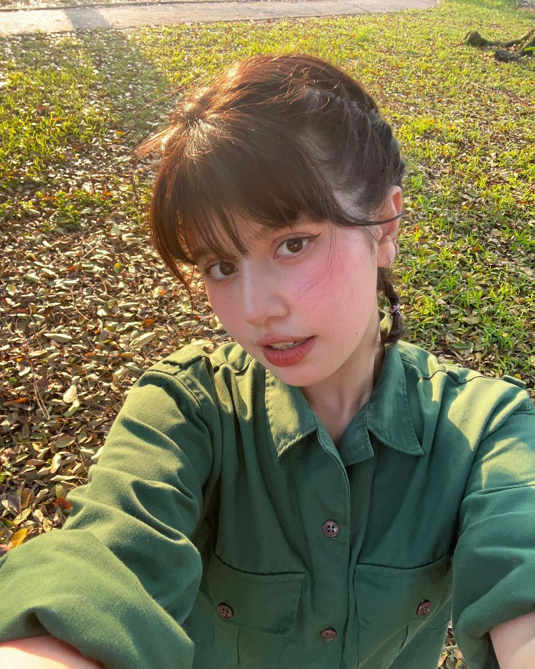 Trong màu áo quân sự giản dị, Ebra Lê vẫn vô cùng thu hút khi sở hữu gương mặt lai với những đường nét lạ mắt, vừa có nét Á Đông lại có nét phương Tây.