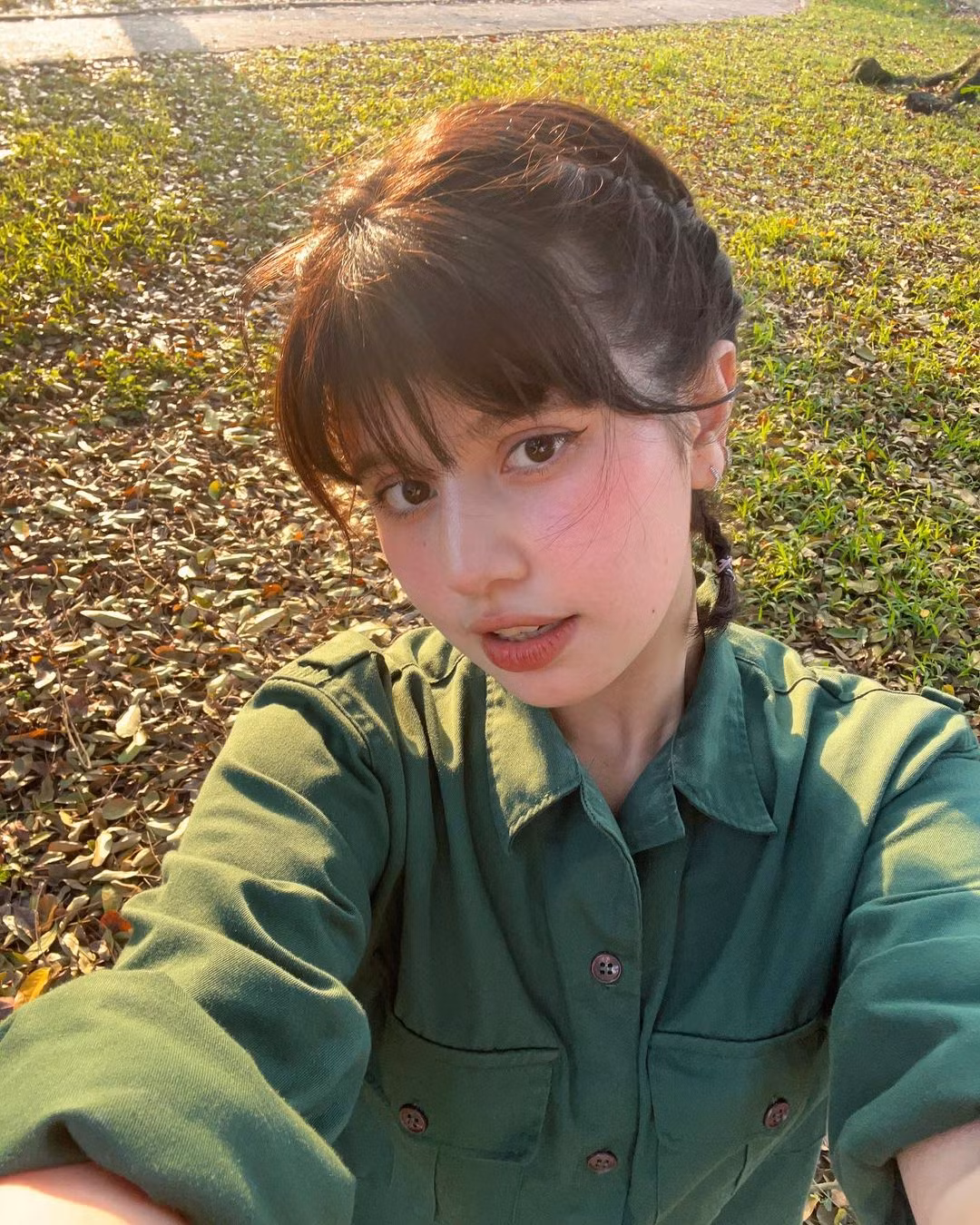 Trong màu áo quân sự giản dị, Ebra Lê vẫn vô cùng thu hút khi sở hữu gương mặt lai với những đường nét lạ mắt, vừa có nét Á Đông lại có nét phương Tây.