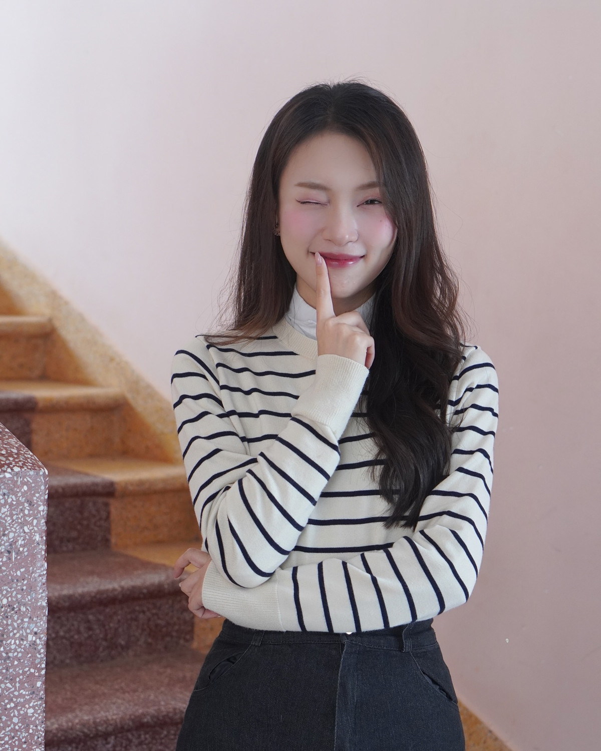 Cô nàng theo đuổi phong cách thời trang trẻ trung, nữ tính, giản đơn trong hàng ngày. Tuy nhiên mỗi lần lên sóng Khánh Vy sẽ chọn trang phục để phù hợp với tính chất của chương trình. (Ảnh: IGNV)