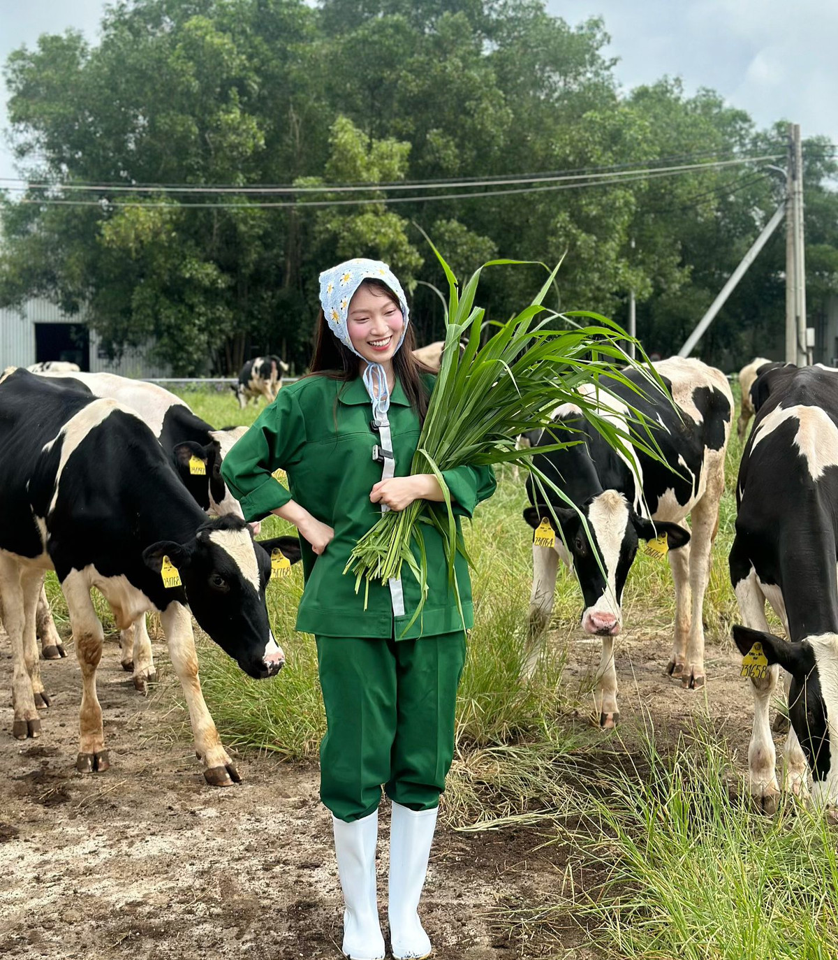 Nụ cười rạng rỡ của "cô gái chăn bò" Khánh Vy đốn tim người đối diện.