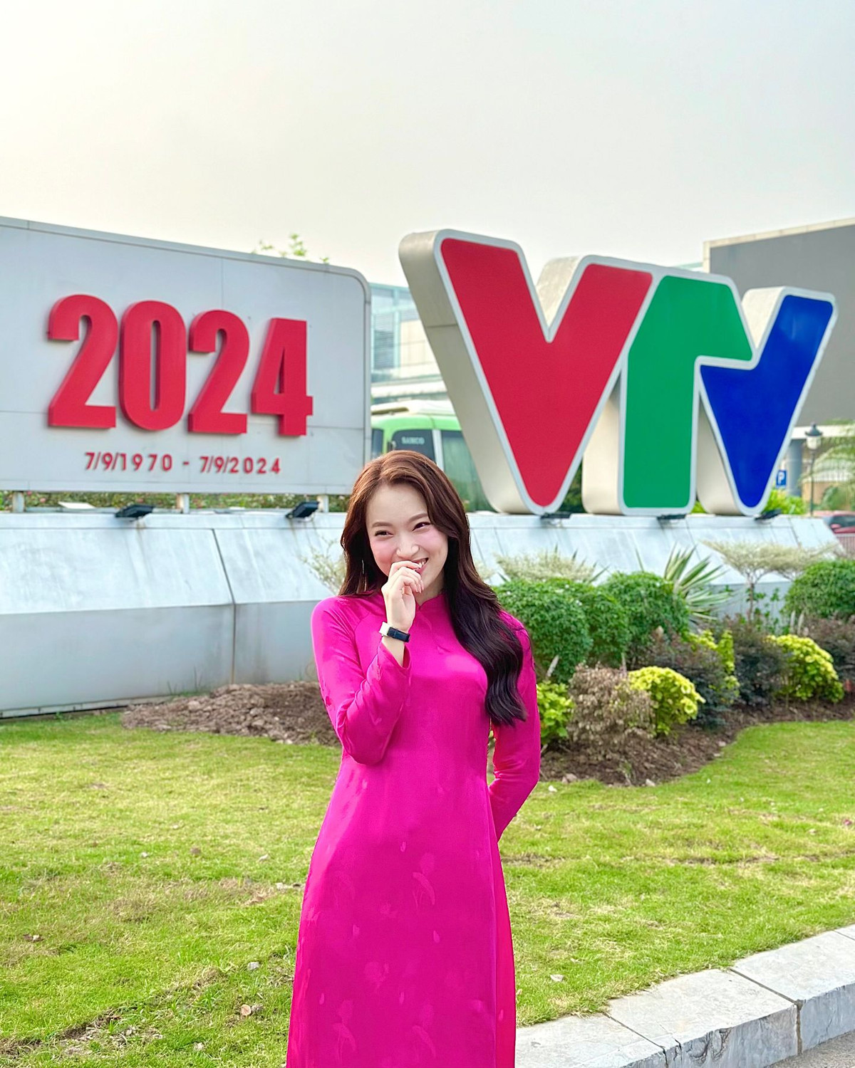 Nữ Youtuber quê Nghệ An từng đại diện Việt Nam sang Nhật Bản phỏng vấn dàn sao Hollywood phim Vệ binh dải ngân hà; tháp tùng Chủ tịch Hiệp hội Đầu bếp Thế giới tại Liên hoan Ẩm thực Quốc tế Hội An 2017. Ngoài ra, Tiktoker nổi tiếng này từng đại diện thanh niên Việt Nam tham gia thuyết trình tại Hội thảo du lịch tiểu vùng Mekong lần thứ 13. Là 1 trong 4 đại diện đến từ Châu Á tham gia chương trình Ambassador Tour tại Washington, Mỹ.