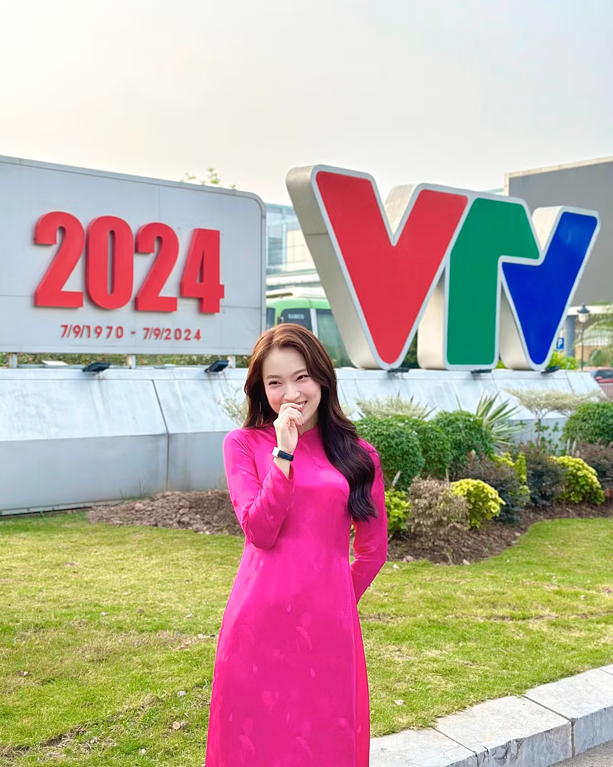 Nữ Youtuber quê Nghệ An từng đại diện Việt Nam sang Nhật Bản phỏng vấn dàn sao Hollywood phim Vệ binh dải ngân hà; tháp tùng Chủ tịch Hiệp hội Đầu bếp Thế giới tại Liên hoan Ẩm thực Quốc tế Hội An 2017. Ngoài ra, Tiktoker nổi tiếng này từng đại diện thanh niên Việt Nam tham gia thuyết trình tại Hội thảo du lịch tiểu vùng Mekong lần thứ 13. Là 1 trong 4 đại diện đến từ Châu Á tham gia chương trình Ambassador Tour tại Washington, Mỹ.