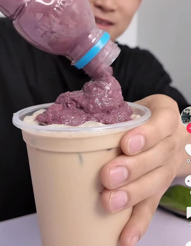 Hay như món trà sữa mắm tôm từng nổi đình nổi đám MXH. Sự kết hợp không tưởng khiến nhiều người sợ hãi, không chỉ vì mùi vị mà còn lo lắng cho sức khỏe.