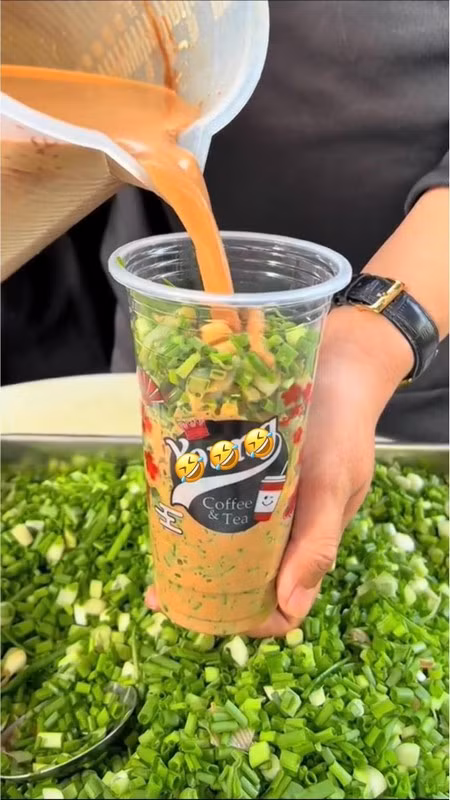 Trà sữa hành lá ở Thành Đô, tỉnh Tứ Xuyên từng khiến dân mê đồ ăn vặt Trung Quốc vừa e ngại, vừa tò mò hương vị của món nước. Sau khi giới thiệu không lâu, nó ngay lập tức trở thành chủ đề 'hot' trên các diễn đàn ẩm thực đất nước tỷ dân.