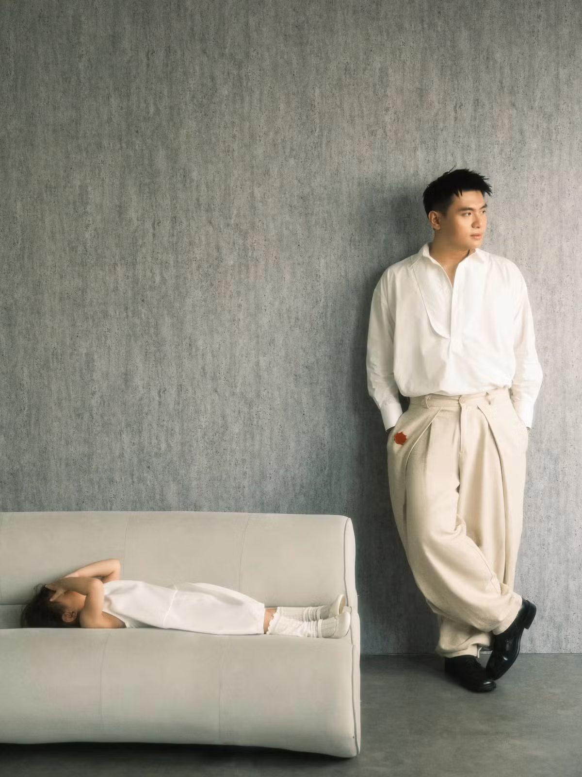 Theo đó, cả gia đình Long Hạt Nhài - Salim cùng bé Pam đều diện đồ theo tone chủ đạo trắng - be. Cả nhà nhận được nhiều lời khen về nhan sắc: "Gia đình nhan sắc, xinh iu quá mẹ bé Pam ơi", "cả nhà ai cũng đẹp".