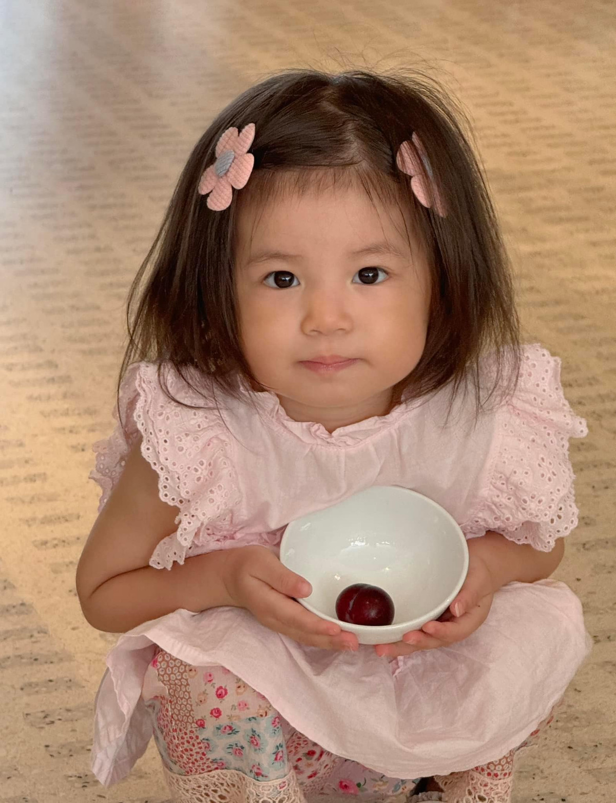 Cô bé mang năng lượng rất tích cực, dễ thương. Fans ưu ái gọi cô bé này là "em bé quốc dân", "Thánh meme", "Pam yêu ơi"... (Ảnh: FBNV)