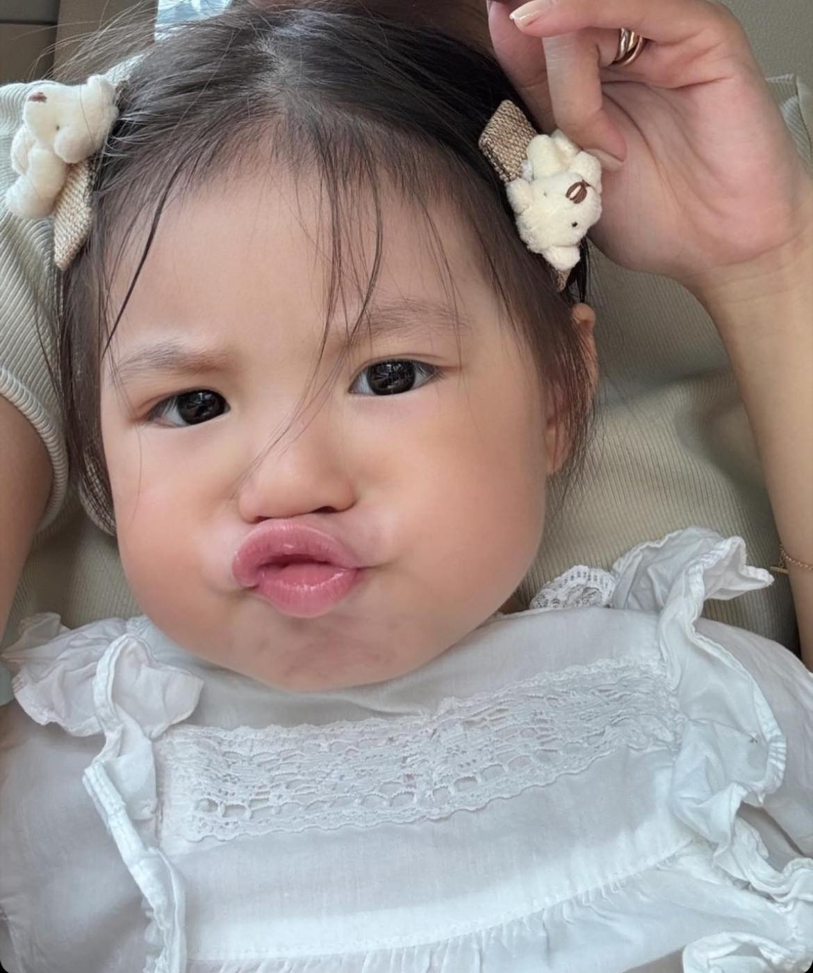 Dù chỉ mới hơn 2 tuổi nhưng Pam có hàng loạt câu nói nổi tiếng, viral khắp cõi mạng như "chu chu" kèm biểu cảm chu miệng đáng yêu, hay câu trả lời "đây rồi" khi được mẹ hỏi "ngoan xinh yêu của mẹ đâu rồi", thậm chỉ một câu than "trời ơi" của em bé cũng khiến mạng xã hội chú ý.