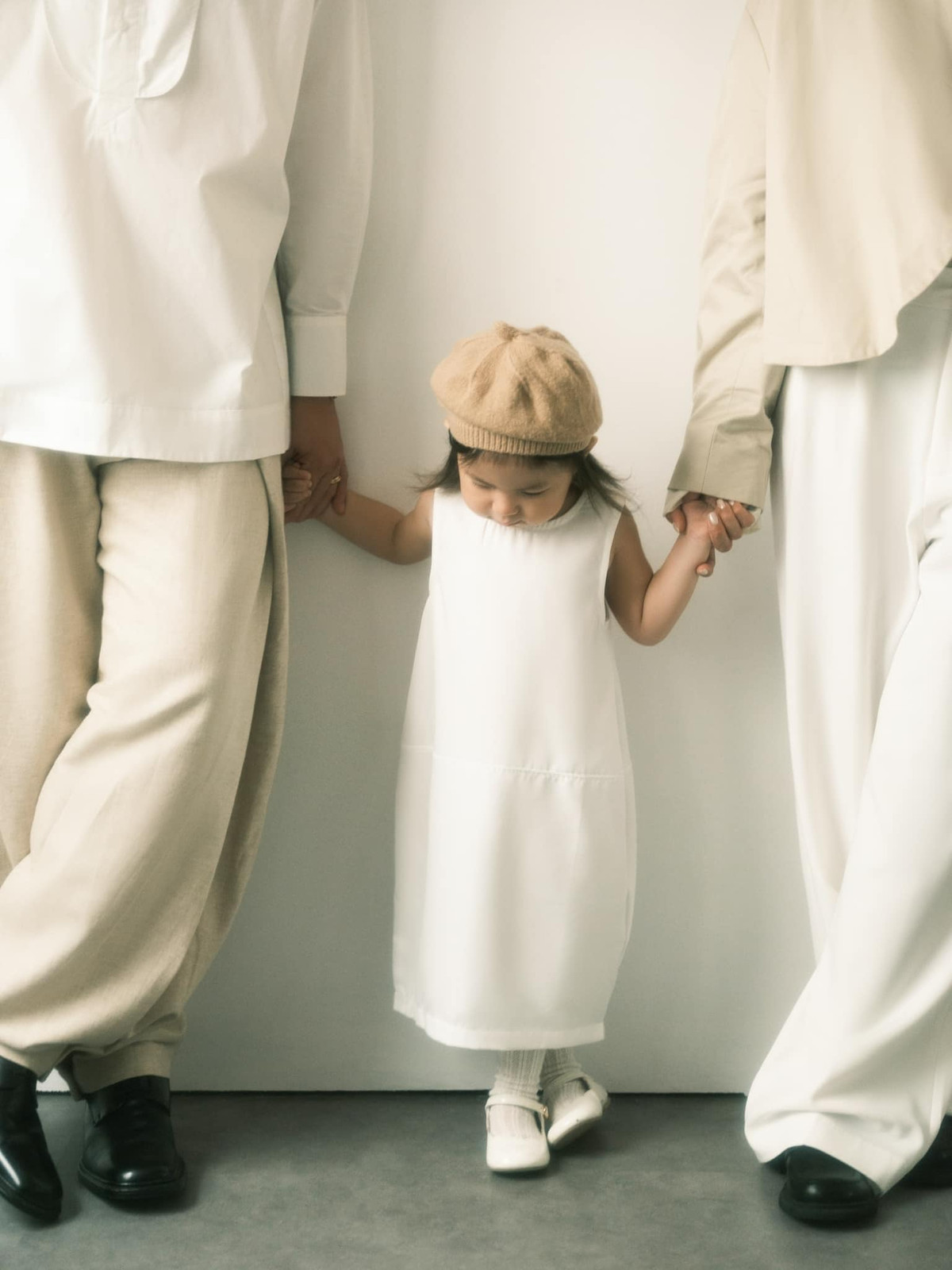 Đặc biệt, dù chụp ảnh cả gia đình tuy nhiên bố mẹ bé Pam không trang điểm cho bé đậm mà để gương mặt cô bé tự nhiên, giữ nét hồn nhiên, nhí nhảnh của em.