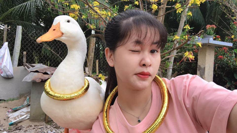 Câu chuyện của nữ sinh nghèo quyết tâm thay đổi cuộc sống và chú vịt Bim Bim đã được Room to Read (tổ phi lợi nhuận của Mỹ mang cơ hội bình đẳng giáo dục cho trẻ em gái trên toàn thế giới) chọn làm thành phim hoạt hình và tài liệu She Creates Change (Những cô gái thay đổi thế giới) của Tập đoàn truyền thông và giải trí Warner Bros. Discovery.