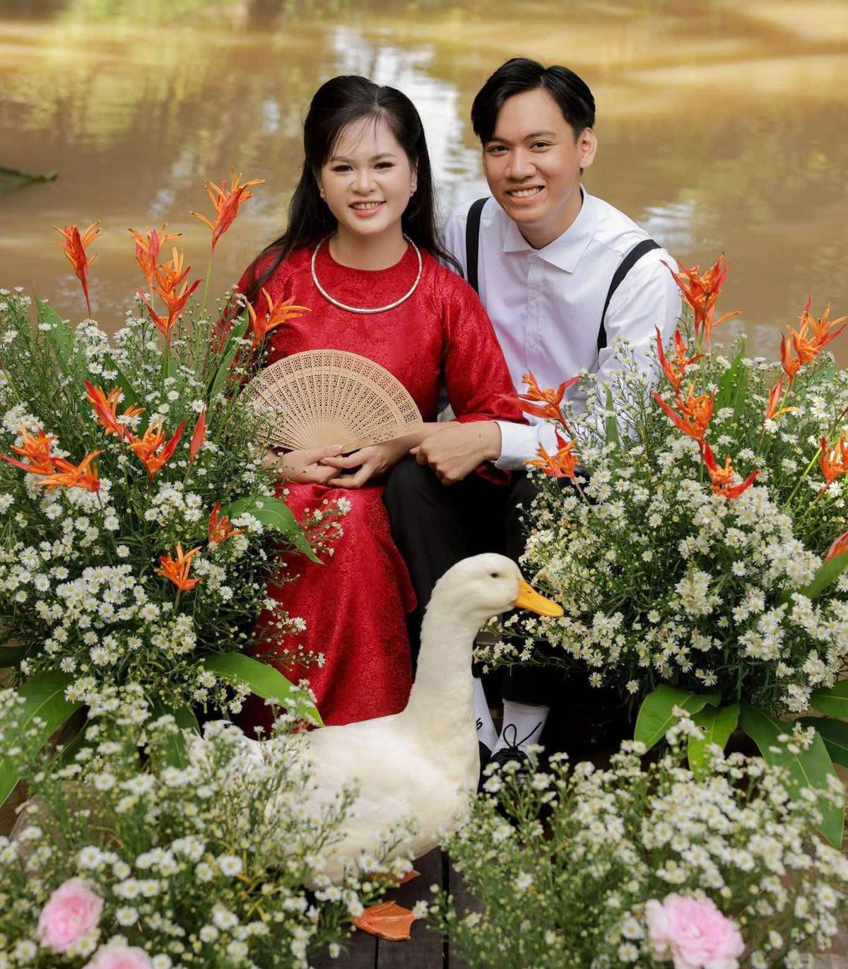 Bộ ảnh cưới gây ấn tượng bởi khung cảnh sông nước đặc trưng của miền quê thuộc Đồng bằng sông Cửu Long, và còn bởi nhân vật cực kỳ đặc biệt là chú vịt có tên Bim Bim.