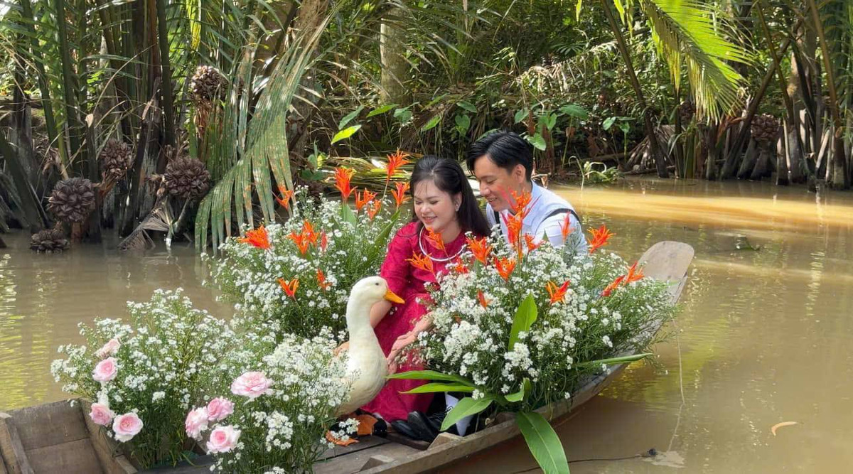 Việc chụp hình cưới với thú cưng không phải là việc hiếm lạ, tuy nhiên khi thú cưng lại là một chú vịt thì rất ít gặp. Chính vậy bộ ảnh khiến nhiều người vô cùng thích thú.