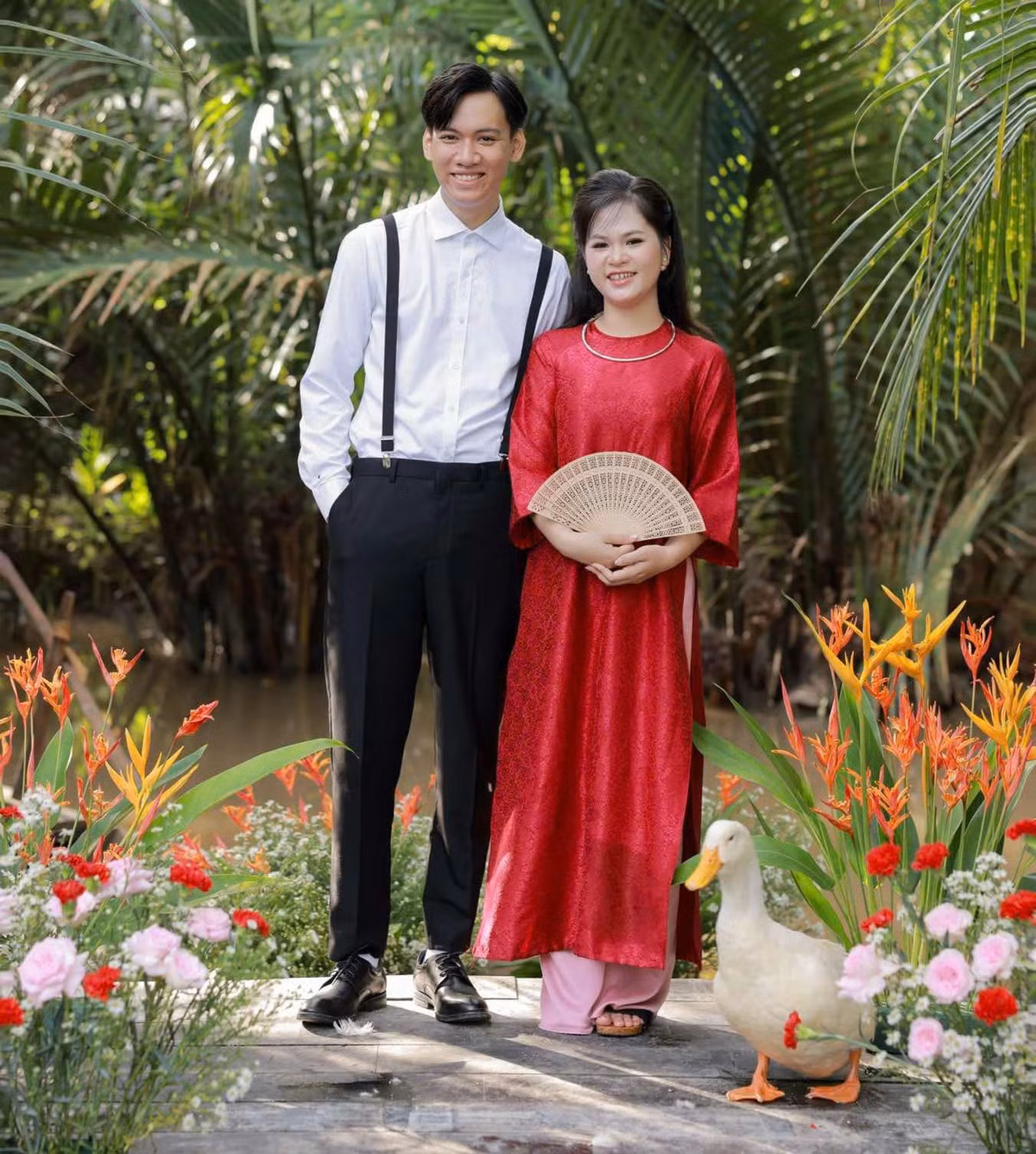 Khi cô dâu chú rể tạo dáng, chủ vịt lững thững đứng bên cạnh vô cùng đáng yêu.