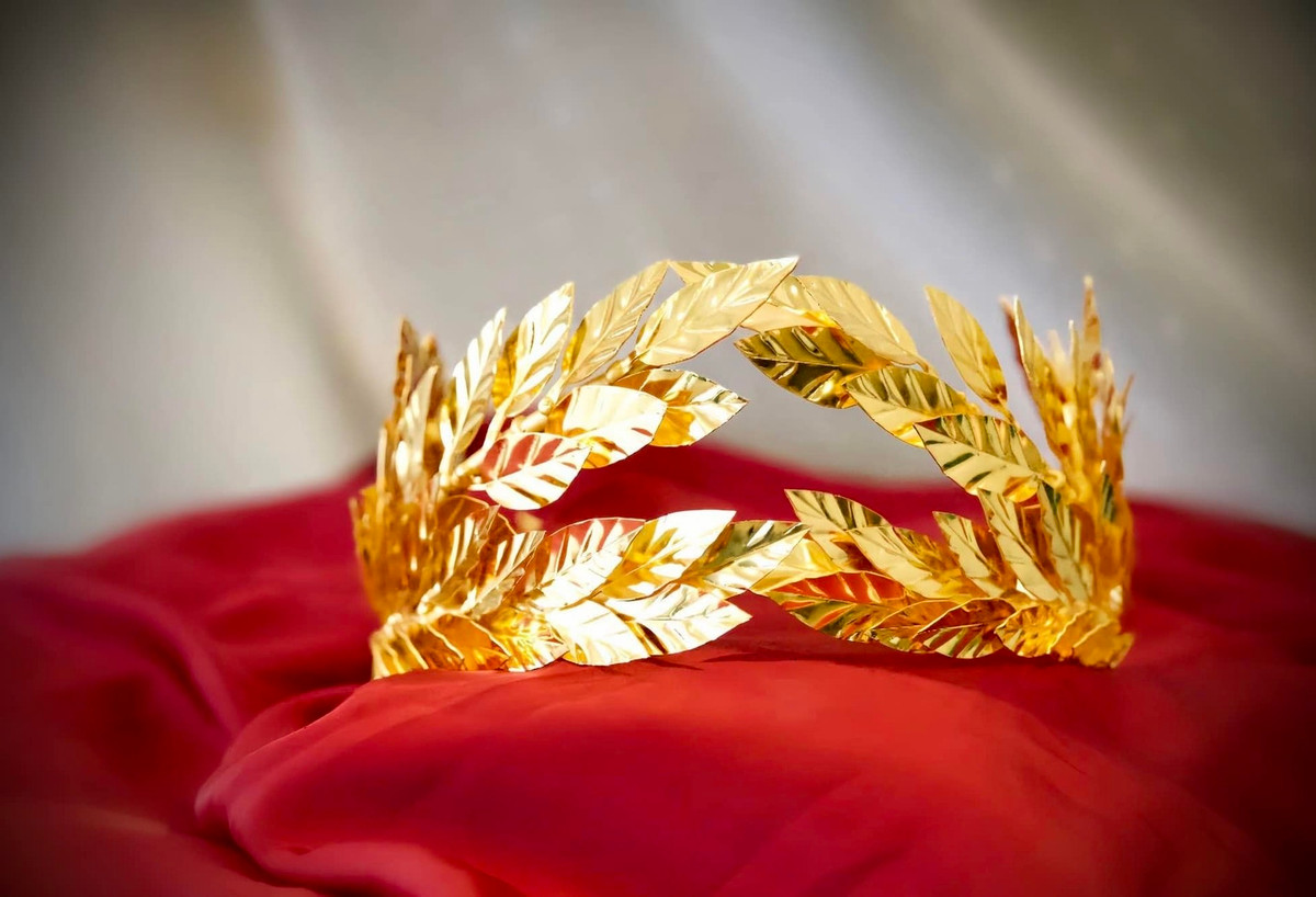 Nhà thiết kế Đỗ Vân Trí cũng tiết lộ, chiếc vòng nguyệt quế với từng chiếc lá được cắt và đục vân thủ công. Mỗi chi tiết nhỏ đều thể hiện sự tinh tế, khéo léo khẳng định giá trị của sự nỗ lực và kiên trì của nhà vô địch.