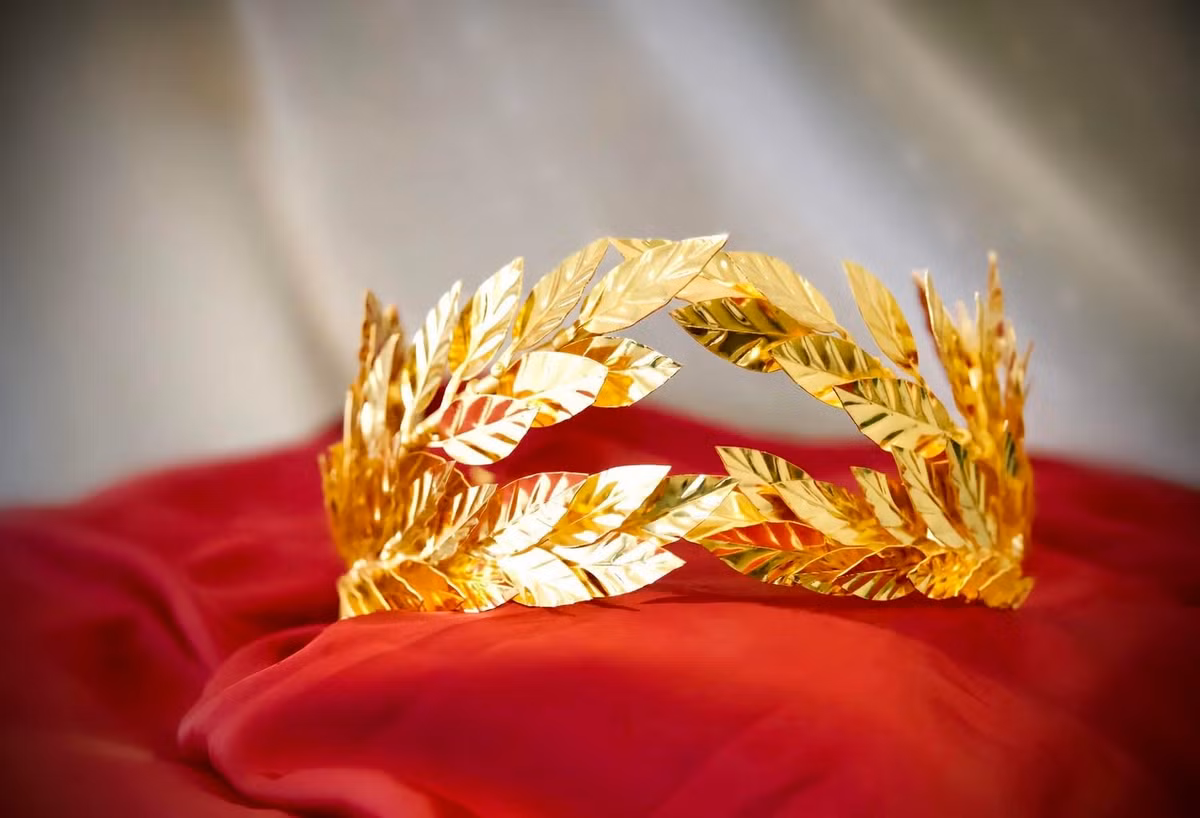 Nhà thiết kế Đỗ Vân Trí cũng tiết lộ, chiếc vòng nguyệt quế với từng chiếc lá được cắt và đục vân thủ công. Mỗi chi tiết nhỏ đều thể hiện sự tinh tế, khéo léo khẳng định giá trị của sự nỗ lực và kiên trì của nhà vô địch.