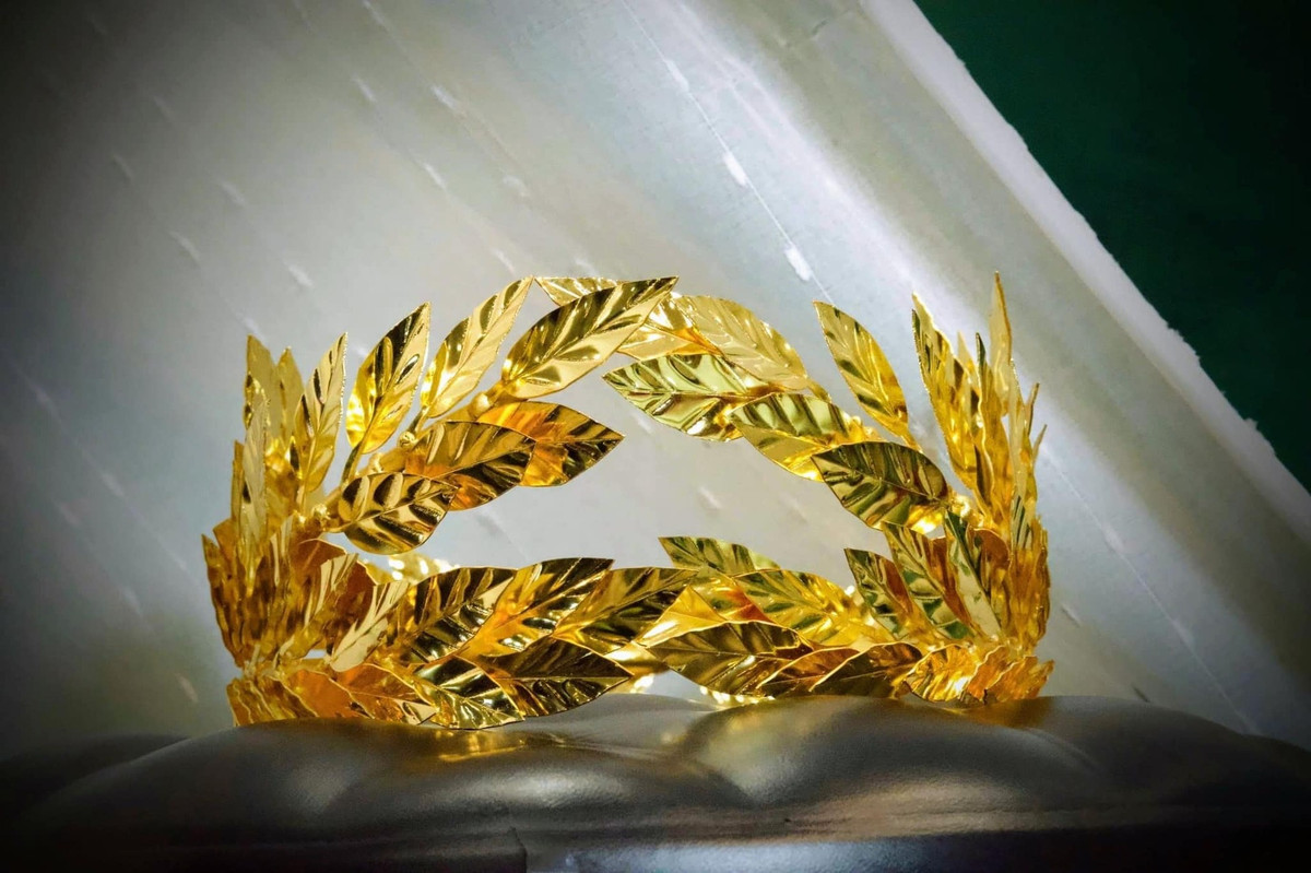 Ngoài chiếc vòng nguyệt quế, nhà vô địch Olympia năm thứ 24 sẽ nhận được một suất học bổng du học như thường lệ. Ngoài ra, thí sinh vô địch Olympia còn được nhận phần thưởng trị giá 50.000 USD (hơn 1,2 tỷ đồng). Trong khi đó, thí sinh đoạt giải nhì 200 triệu đồng, hai giải ba 100 triệu đồng mỗi giải.