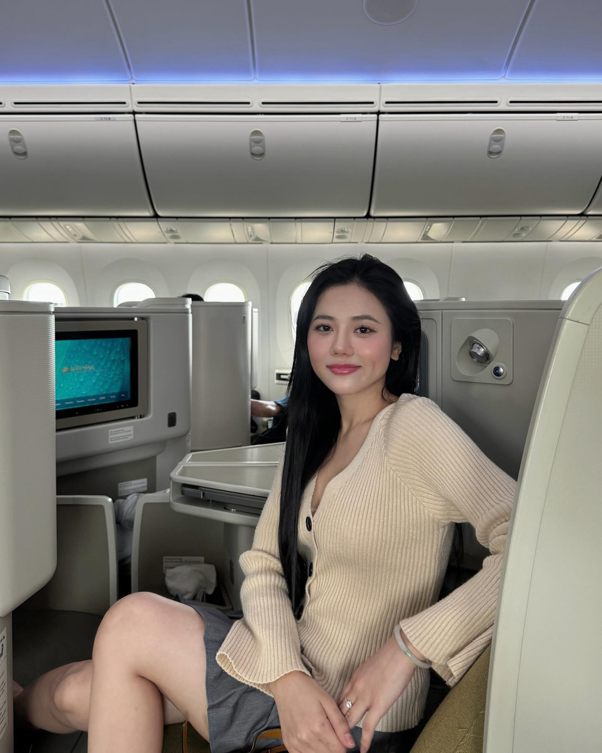 Không chỉ vậy, trong một video mới đăng tải, cô nàng để lộ ra người đồng hành với cô nàng là Xemesis.