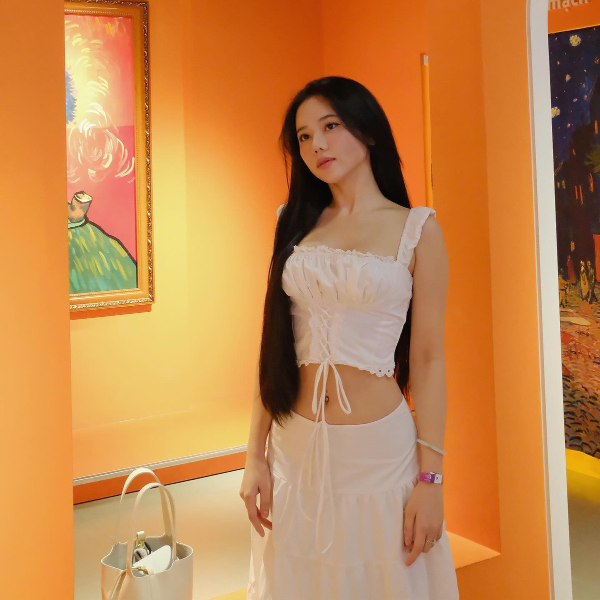 Ý Nhi và Xemesis cũng được netizen soi ra vừa có chuyến du lịch đến một địa điểm khá sang trọng cùng nhau, khi cả 2 cùng check-in trên một chiếc thuyền tương đồng.