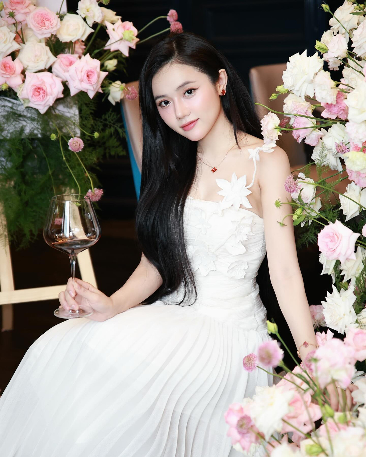 Ý Nhi và Xemesis bị team qua đường "tóm dính" khi có những hành động thân mật với nhau tại sân bay. Kể từ đó, danh xưng "bạn gái tin đồn" của Xemesis được gắn với cô nàng.