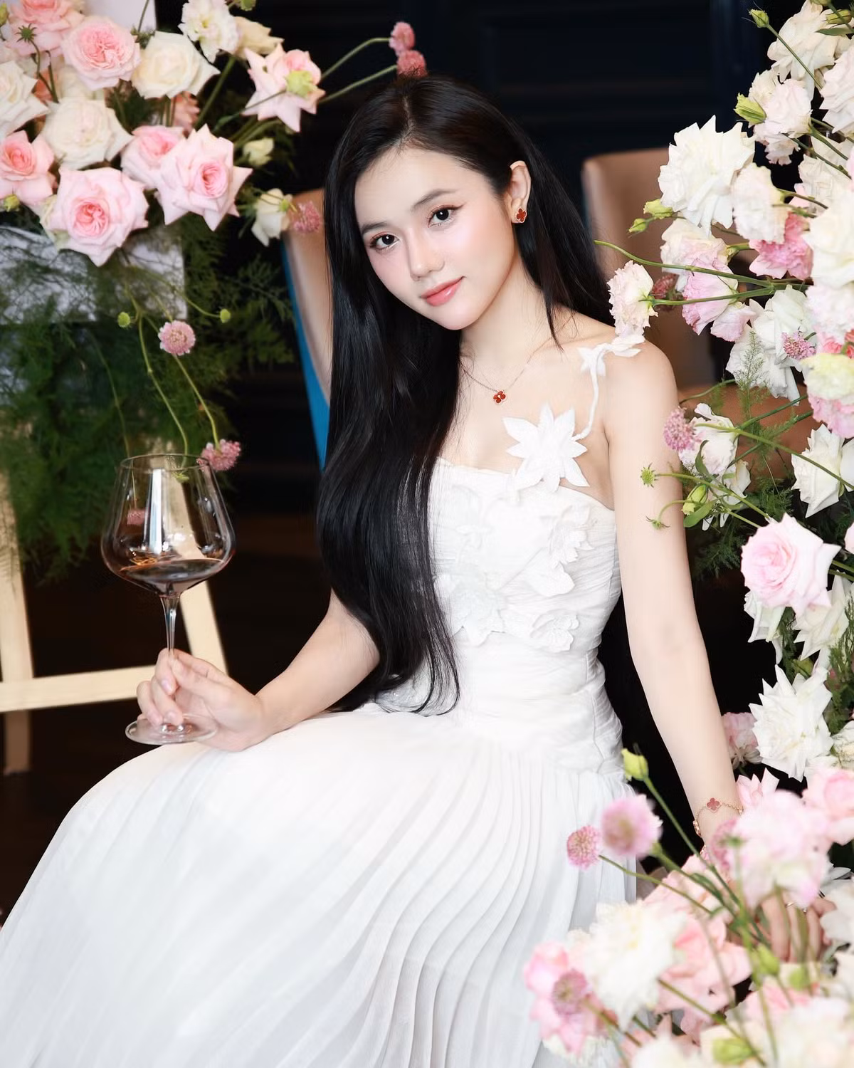 Ý Nhi và Xemesis bị team qua đường "tóm dính" khi có những hành động thân mật với nhau tại sân bay. Kể từ đó, danh xưng "bạn gái tin đồn" của Xemesis được gắn với cô nàng.