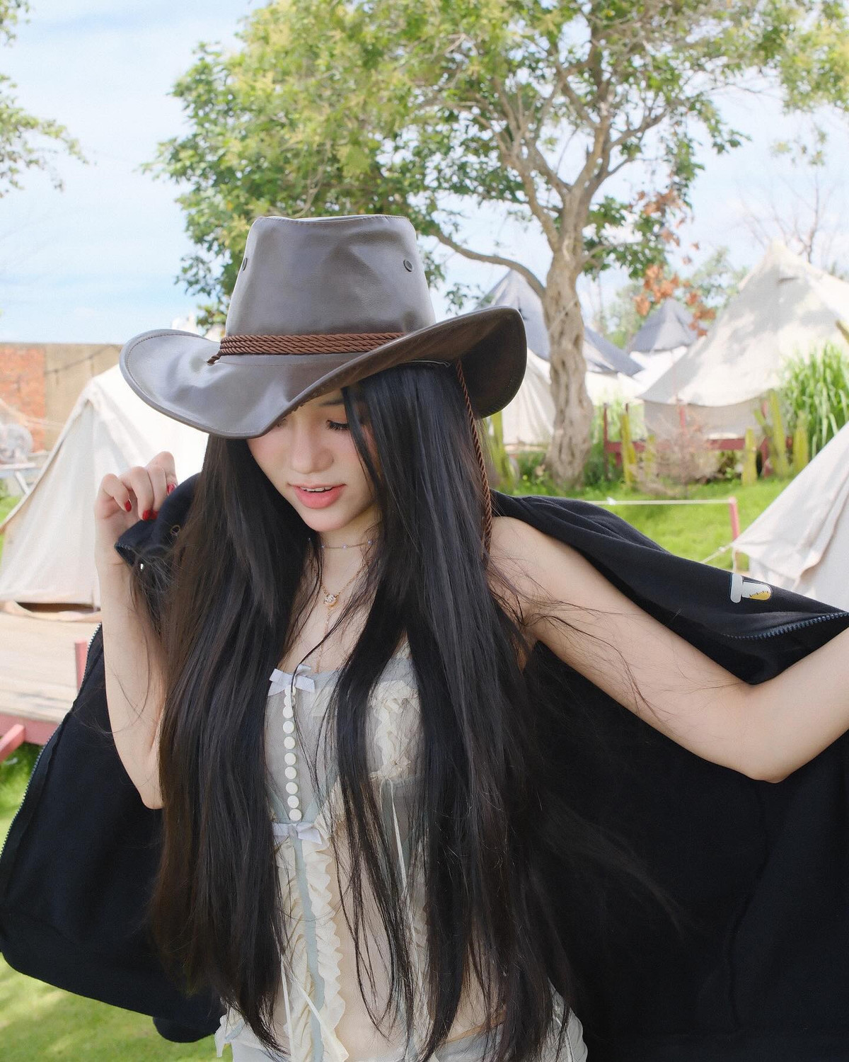 Ý Nhi thể hiện cuộc sống sang chảnh trên MXH khi thường xuyên check-in những nhà hàng đắt đỏ, đi sắm đồ hiệu,...