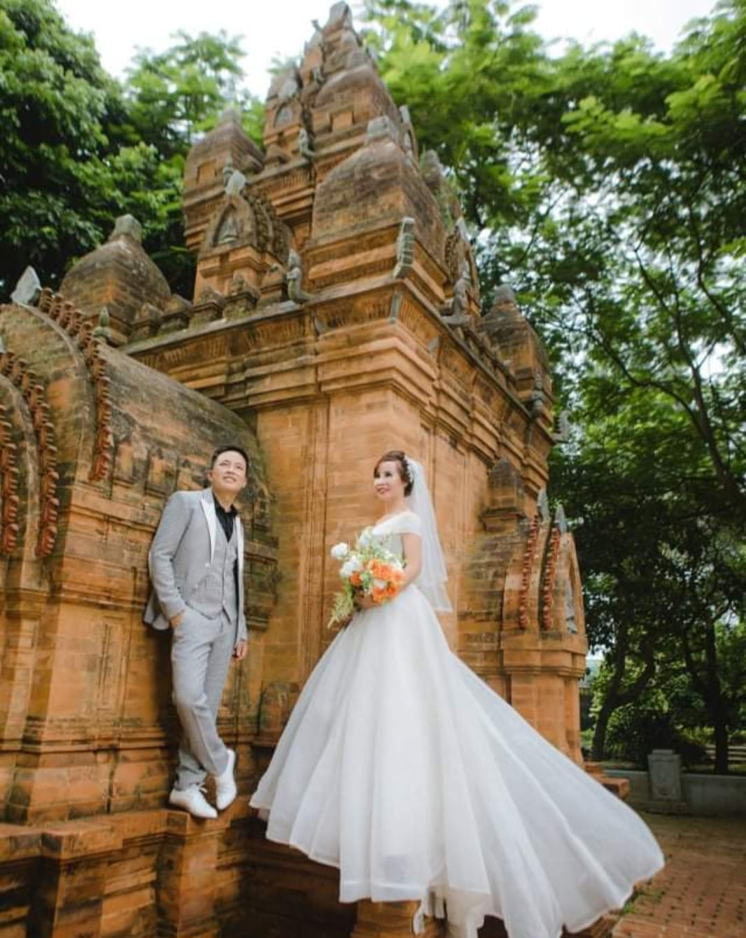 Hàng ngày, chị Thu Sao chỉ nấu cơm, những việc còn lại trong nhà, anh Hoa Cương lo cả. Trong mắt chị , ông xã là người tử tế, chín chắn, điềm đạm. (Ảnh: FBNV)