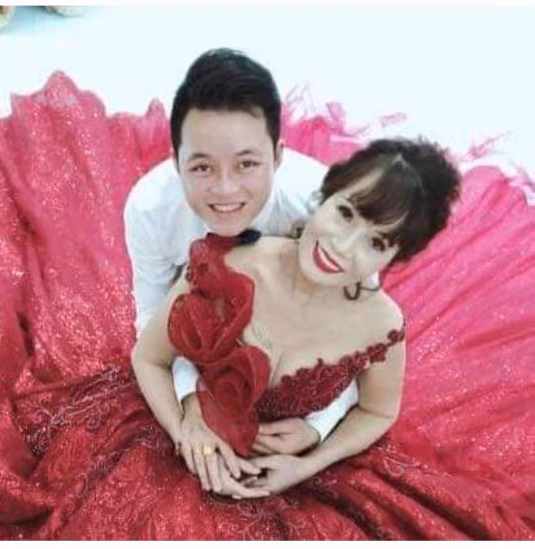 Mối quan hệ của Thu Sao với gia đình chồng rất tốt. Có lần, chị livestream cảnh cùng anh chị chồng bắt cá ở quê nhà rất vui vẻ.