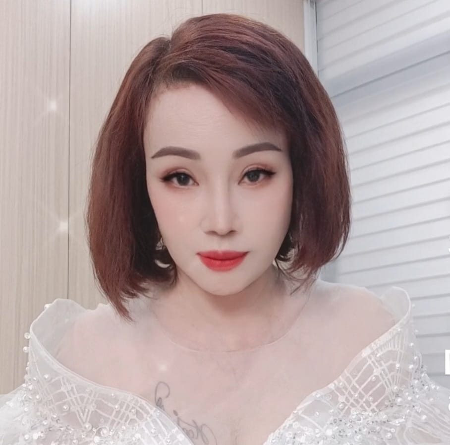 Lúc đám cưới diễn ra, Thu Sao năm ấy đã 62 tuổi, từng trải qua 1 đời chồng, có 2 con gái lớn còn Hoa Cương là trai tân, mới 26 tuổi.