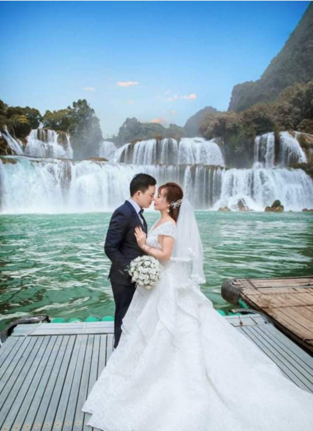 Đám cưới cách đây 6 năm của cặp đôi được tổ chức rình rang, người chúc phúc có, kẻ chê cười cũng chẳng ít. Thậm chí, nhiều người còn cho rằng chuyện tình này sẽ chẳng kéo dài được bao lâu.