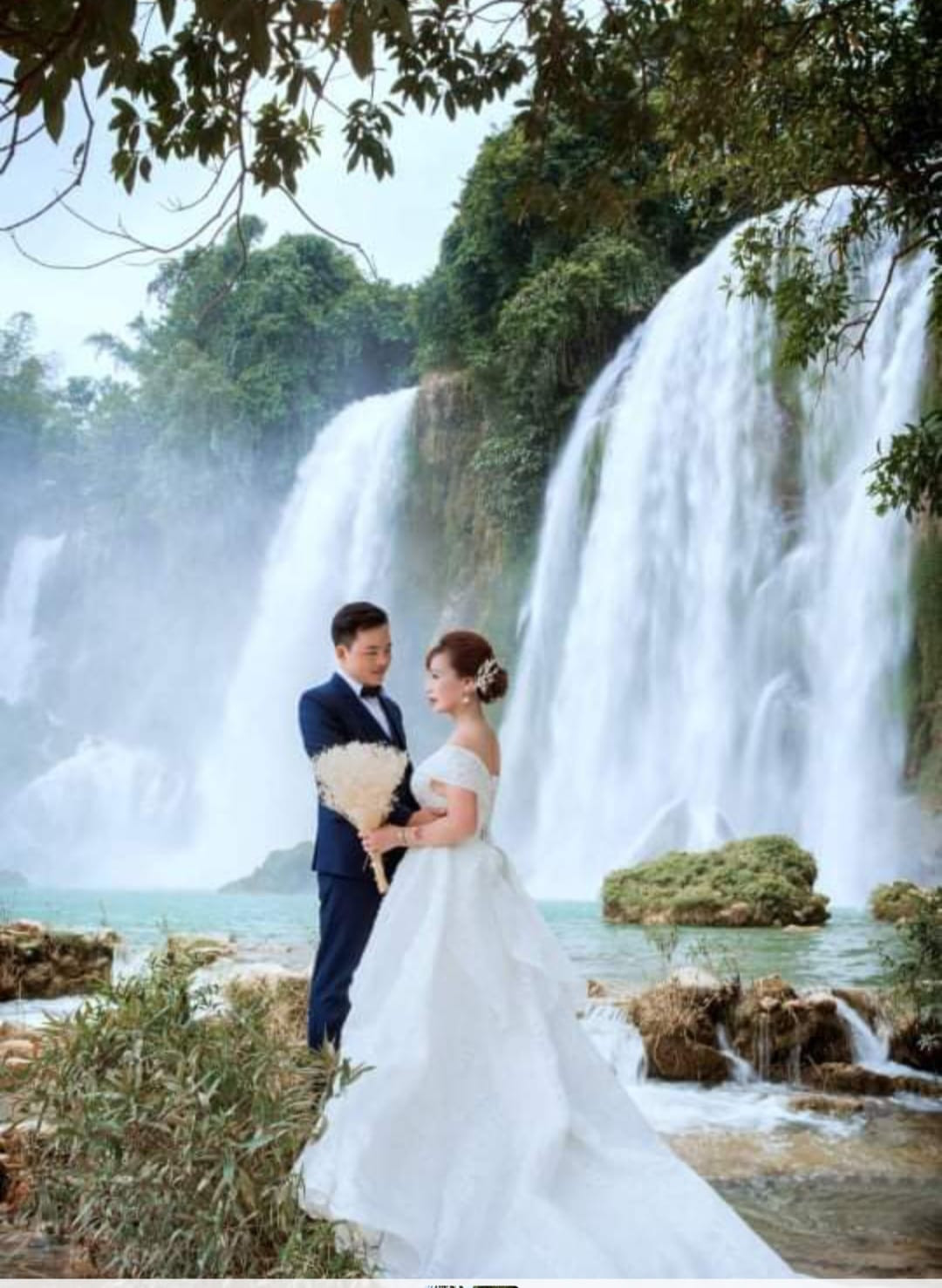 Công việc chính của hai vợ chồng là kinh doanh đặc sản vùng miền.