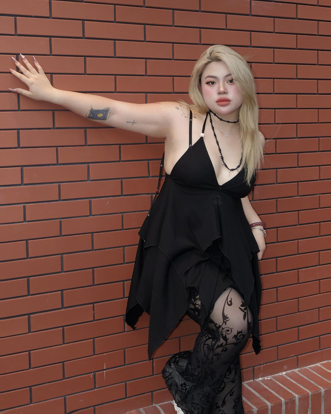 Cô nàng theo đuổi phong cách gợi cảm, quyến rũ.