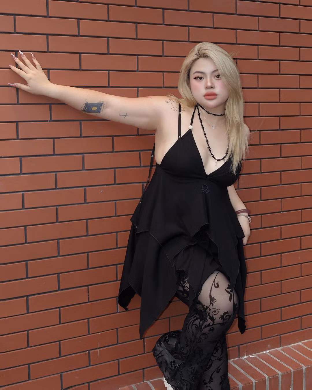 Cô nàng theo đuổi phong cách gợi cảm, quyến rũ.