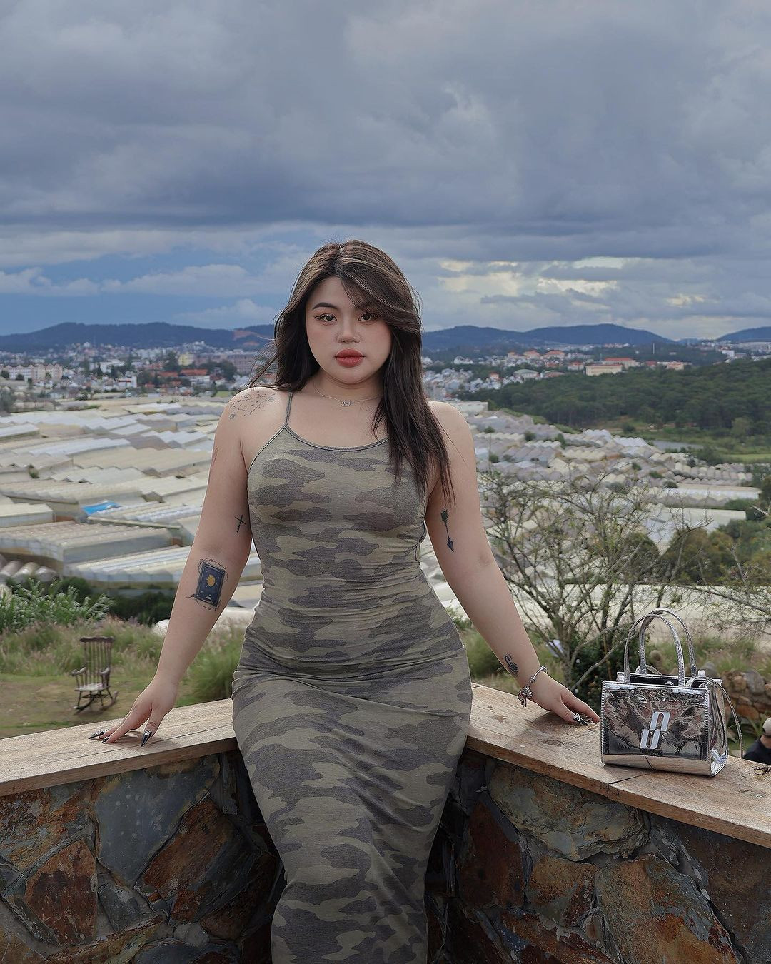 Sở hữu chiều cao 1m60 và nặng 70kg nhưng cô nàng lại biết cách lựa chọn trang phục để làm nổi bật ưu điểm cũng như “đánh lừa thị giác” để giao diện trông thon gọn hơn.