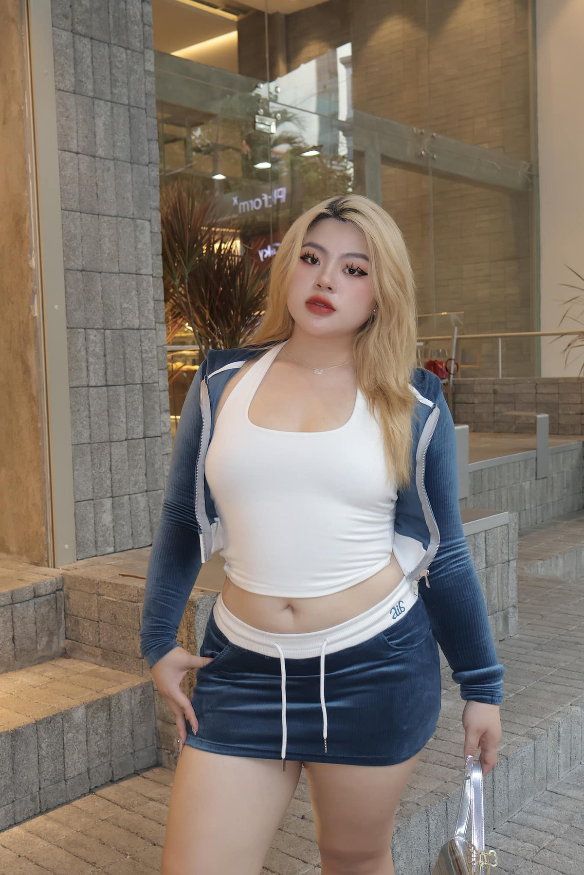 Riêng mạng xã hội Tiktok cô nàng sở hữu hơn 674.000 người theo dõi cùng hơn 24 triệu lượt thích. Cô nàng gây ấn tượng với những video phối đồ dành cho các cô nàng ngoại cỡ.